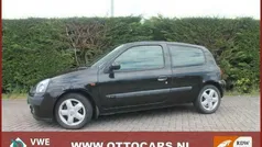 Zwart Gebruikt 2002 Renault Clio II Dynamique Hatchback | € 999 (Eerlijke prijs)
