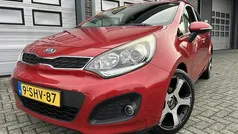 Rood (metallic) Gebruikt 2013 Kia Rio Hatchback | € 5.999 (Eerlijke prijs)