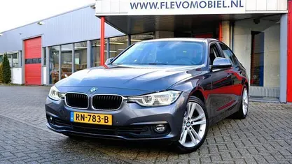 Grijs Occasion 2018 BMW 318 Comfort Edition Sedan | € 14.950 (Eerlijke prijs)