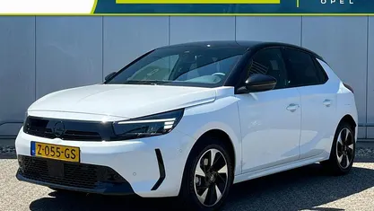 Wit Gebruikt 2024 Opel Corsa-e Hatchback | € 22.935 (Eerlijke prijs)