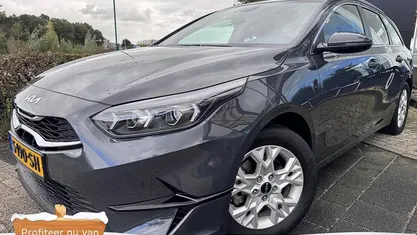 Grijs Gebruikt 2023 Kia Ceed Hatchback | € 23.700 (Eerlijke prijs)