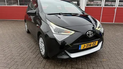 Zwart (metallic) Gebruikt 2020 Toyota Aygo X-play Hatchback | € 9.950 (Eerlijke prijs)