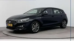 Phantom black metallic (pae) Gebruikt 2023 Hyundai i30 Comfort Hatchback | € 18.900 (Eerlijke prijs)