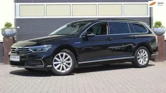 Zwart, metallic lak Gebruikt 2022 VW Passat Business Stationwagen | € 24.900 (Goede deal)