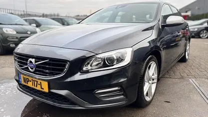 Grijs (metallic) Gebruikt 2017 Volvo V60 R-Design Stationwagen | € 7.950 (Goede deal)
