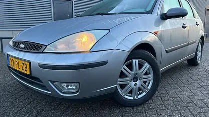 Grijs Gebruikt 2004 Ford Focus Futura Hatchback | € 1.995 (Eerlijke prijs)