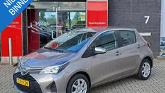 Bruin, metallic lak Gebruikt 2015 Toyota Yaris Hatchback | € 12.900 (Eerlijke prijs)
