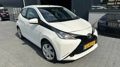 Wit Gebruikt 2015 Toyota Aygo X-play Hatchback | € 5.750 (Eerlijke prijs)