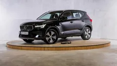 Zwart (metallic) Gebruikt 2022 Volvo XC40 Plus SUV | € 34.490 (Eerlijke prijs)