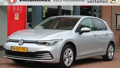 Grijs Gebruikt 2022 VW Golf VIII Life Hatchback | € 22.295 (Eerlijke prijs)