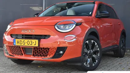 Oranje Nieuw 2025 Fiat 600E La Prima SUV | € 28.445 (Eerlijke prijs)