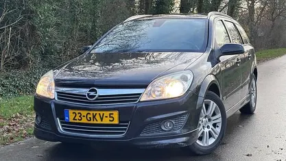 Zwart Gebruikt 2008 Opel Astra Cosmo Stationwagen | € 1.950 (Eerlijke prijs)