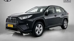 Zwart Gebruikt 2022 Toyota RAV4 Hybrid Active SUV | € 36.900 (Eerlijke prijs)
