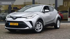 Grijs, metallic lak Gebruikt 2023 Toyota C-HR Active SUV | € 26.999 (Eerlijke prijs)