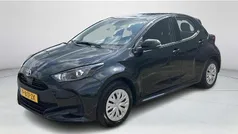 Zwart Gebruikt 2022 Toyota Yaris Hybrid Active Hatchback | € 19.900 (Eerlijke prijs)