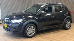 Zwart Gebruikt 2023 Dacia Sandero Expression Hatchback | € 17.995 (Eerlijke prijs)