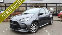Grijs Gebruikt 2023 Toyota Yaris Hybrid Plus Hatchback | € 23.950 (Eerlijke prijs)