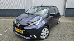 Blauw Gebruikt 2017 Toyota Aygo X-play Hatchback | € 8.900 (Eerlijke prijs)