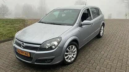 Grijs Gebruikt 2004 Opel Astra Enjoy Hatchback | € 1.999 (Eerlijke prijs)