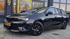 Zwart, metallic lak Gebruikt 2023 Opel Astra Stationwagen | € 28.900 (Eerlijke prijs)