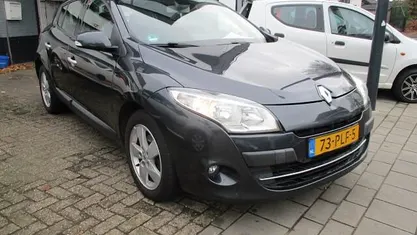 Grijs (metallic) Gebruikt 2011 Renault Mégane III Dynamique Hatchback | € 3.499 (Eerlijke prijs)