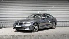 Mineralgrau metallic (grijs metallic) Gebruikt 2020 BMW 330e Comfort Edition Sedan | € 35.900 (Eerlijke prijs)