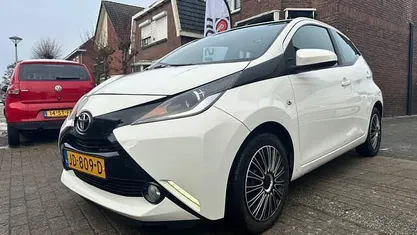 Gebruikt 2016 Toyota Aygo X-play Hatchback | € 6.900 (Eerlijke prijs)