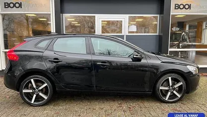 Zwart Gebruikt 2017 Volvo V40 Hatchback | € 11.950 (Super prijs)