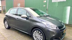 Grijs, metallic lak Gebruikt 2017 Peugeot 208 Premium Hatchback | € 8.499 (Eerlijke prijs)