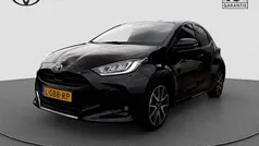 Zwart Gebruikt 2021 Toyota Yaris Hybrid Executive Hatchback | € 23.950 (Eerlijke prijs)