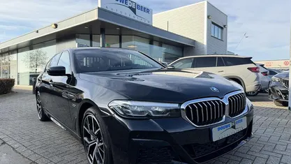 Zwart (metallic) Gebruikt 2022 BMW 545e M Sport Sedan | € 44.950 (Super prijs)