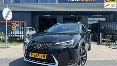 Zwart, metallic lak Gebruikt 2021 Lexus UX 250h SUV | € 29.950 (Eerlijke prijs)