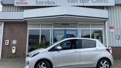 Grijs Gebruikt 2017 Toyota Yaris Hybrid Trend Hatchback | € 13.945 (Eerlijke prijs)
