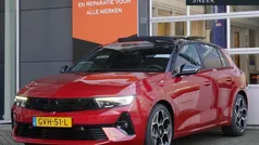 Rood Nieuw 2024 Opel Astra Ultimate Hatchback | € 34.950 (Goede deal)