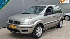 Grijs Gebruikt 2004 Ford Fusion Ghia MPV | € 1.499 (Eerlijke prijs)