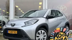 Shimmering silver metallic (grijs metallic) Gebruikt 2024 Toyota Aygo Play Hatchback | € 21.450 (Eerlijke prijs)