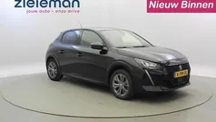 Zwart, metallic lak Gebruikt 2021 Peugeot e-208 Allure Hatchback | € 15.845 (Super prijs)
