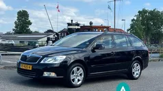 Zwart, metallic lak Gebruikt 2010 Skoda Octavia Ambition Stationwagen | € 3.750 (Goede deal)