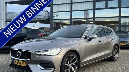 Grijs (metallic) Gebruikt 2020 Volvo V60 Momentum Stationwagen | € 26.950 (Goede deal)