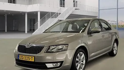 Bruin Occasion 2016 Skoda Octavia Business Line Hatchback | € 11.500 (Eerlijke prijs)