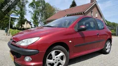 Rood Occasion 2003 Peugeot 206 Premium Hatchback | € 995 (Eerlijke prijs)