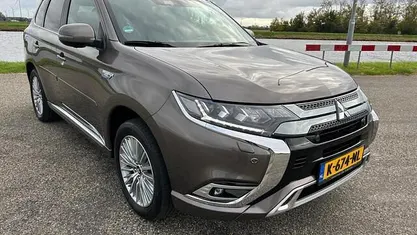 Grijs Gebruikt 2021 Mitsubishi Outlander Instyle SUV | € 24.900 (Eerlijke prijs)