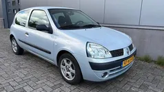 Grijs Gebruikt 2004 Renault Clio II Authentique Hatchback | € 650 (Goede deal)