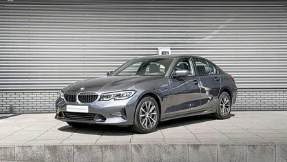Mineralgrau metallic (grijs metallic) Gebruikt 2020 BMW 330e Comfort Edition Sedan | € 28.900 (Super prijs)