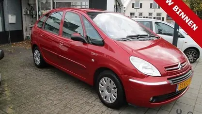 Rood (metallic) Gebruikt 2009 Citroën Xsara Picasso MPV | € 1.950 (Eerlijke prijs)