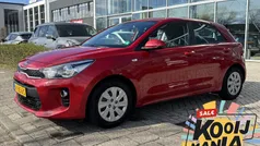 Rood Gebruikt 2017 Kia Rio Hatchback | € 7.900 (Eerlijke prijs)