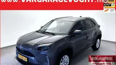 Grijs, metallic lak Gebruikt 2022 Toyota Yaris Cross Active SUV | € 26.950 (Eerlijke prijs)