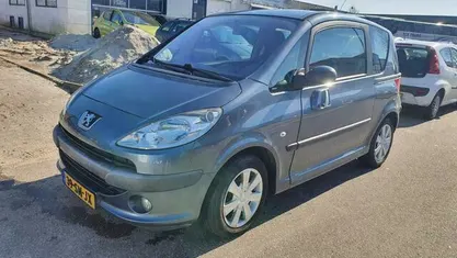 Grijs Occasion 2006 Peugeot 1007 MPV | € 1.999 (Eerlijke prijs)