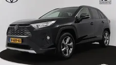 Zwart, metallic lak Gebruikt 2020 Toyota RAV4 SUV | € 27.945 (Eerlijke prijs)