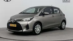 Bruin metallic Gebruikt 2015 Toyota Yaris Hatchback | € 12.200 (Eerlijke prijs)